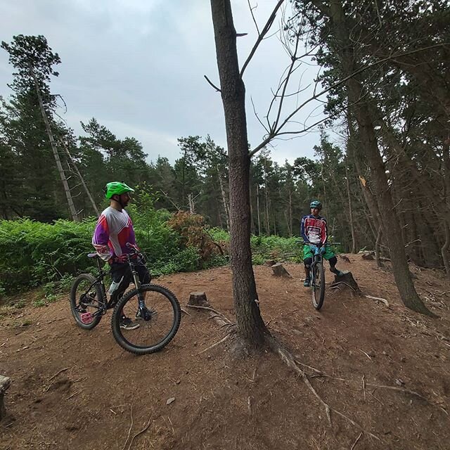 Always super stoked to ride with Oli and @xoran161 and watch them getting wild on some loose woodland trails!
.
#lakesmtb #mtb #tightlineslooseminds #roost #herodirt #brownpow #trails #singletrack #trees #woodland #forest #mtblife #eveningride #skids