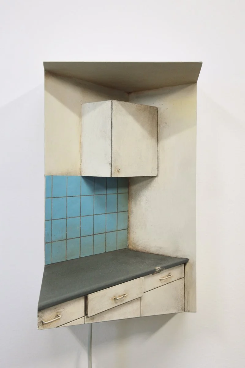 Keuken, 2005/2019 mdf, verf. mp3-speler met geluid van druppelende kraan. b. 23 - h. 32 – d. 22 cm