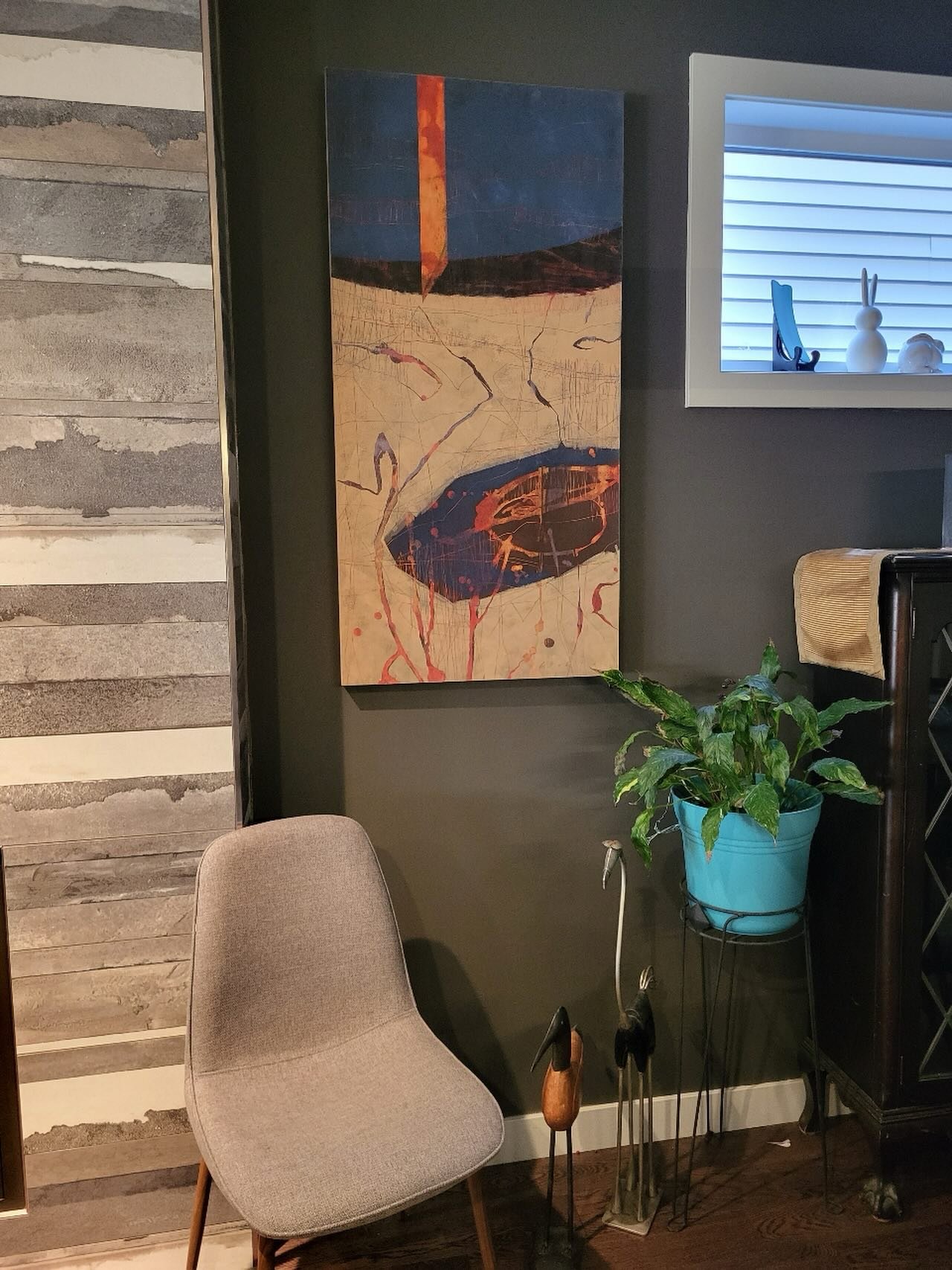 &ldquo;Polestar&rdquo; in its new home. It really glows against that warm charcoal gray wall 😊

#lorisokolukart #artcollector #contemporarycanadianartist #canadianabstractartist