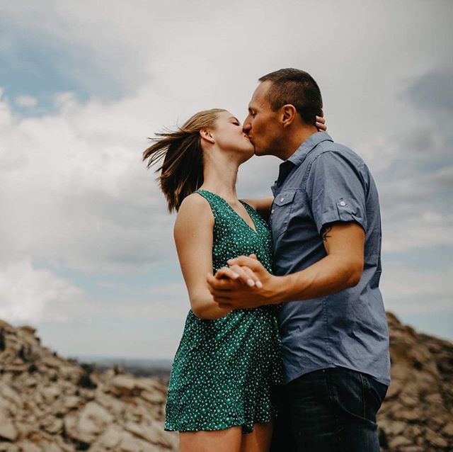 Shoot with me and we’ll balance out all of the lovey-dovey stuff with a good deal of fun, playful shots ✨😝
•
•
(From behind the camera I was thinking “oh god, I hope I don’t cause them to fall right off this cliff 😂)
•
•
Congratulations and thank y