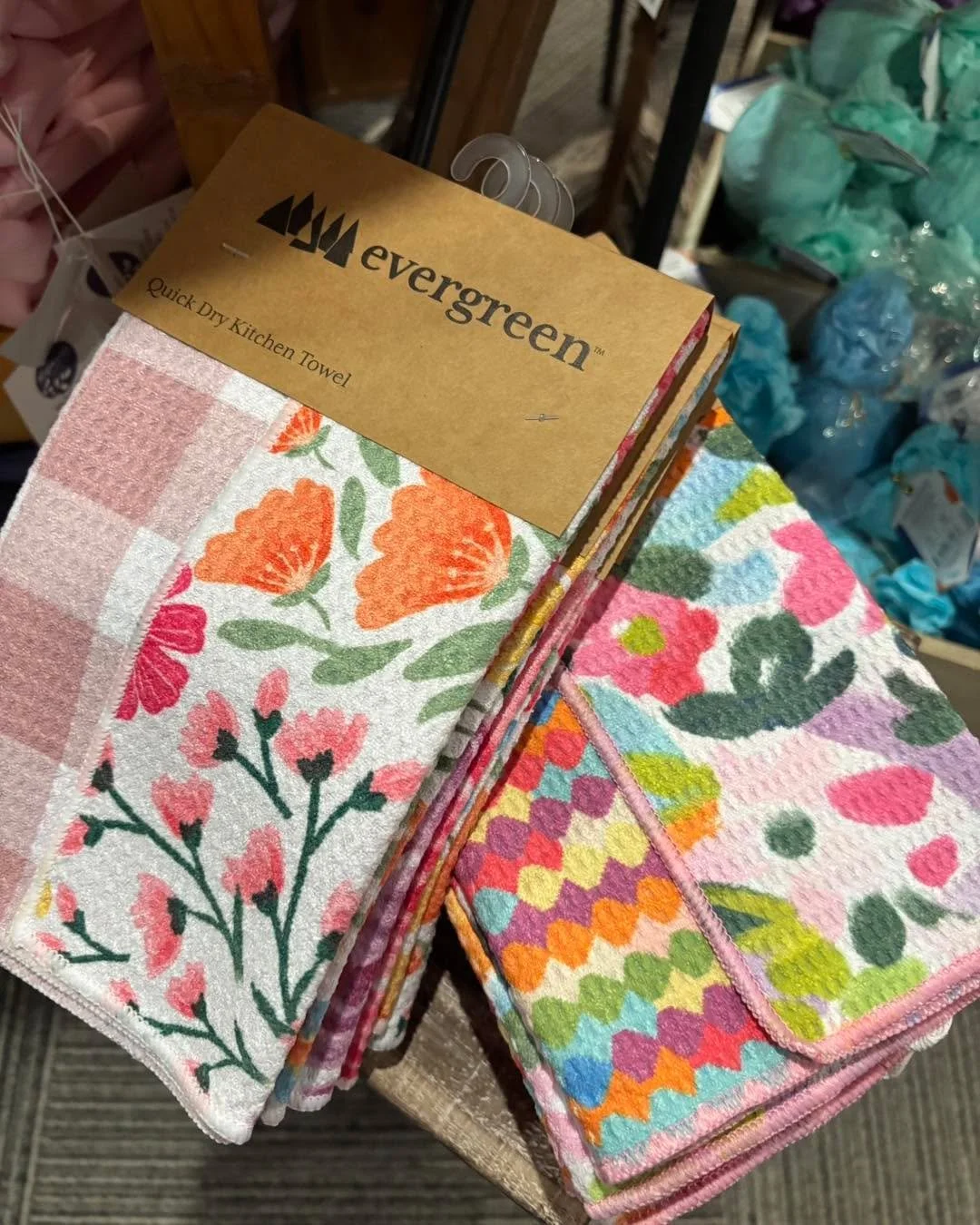 Just in &hellip; everyone&rsquo;s favorite towels!  All the companies are making them now!  Love this floral set!  Many different styles throughout the shop! 
Blossoming Creations in downtown Emmetsburg!