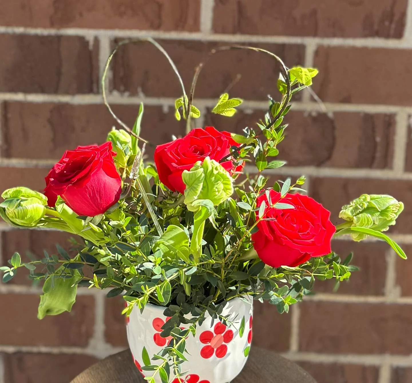 🌷✨ Not your ordinary tulips&hellip; ✨🌷

Our latest arrangement features roses and unique parrot tulips &mdash; ruffled, whimsical, and full of personality. With their feathered petals and vibrant colors, these blooms almost look like they&rsquo;re 