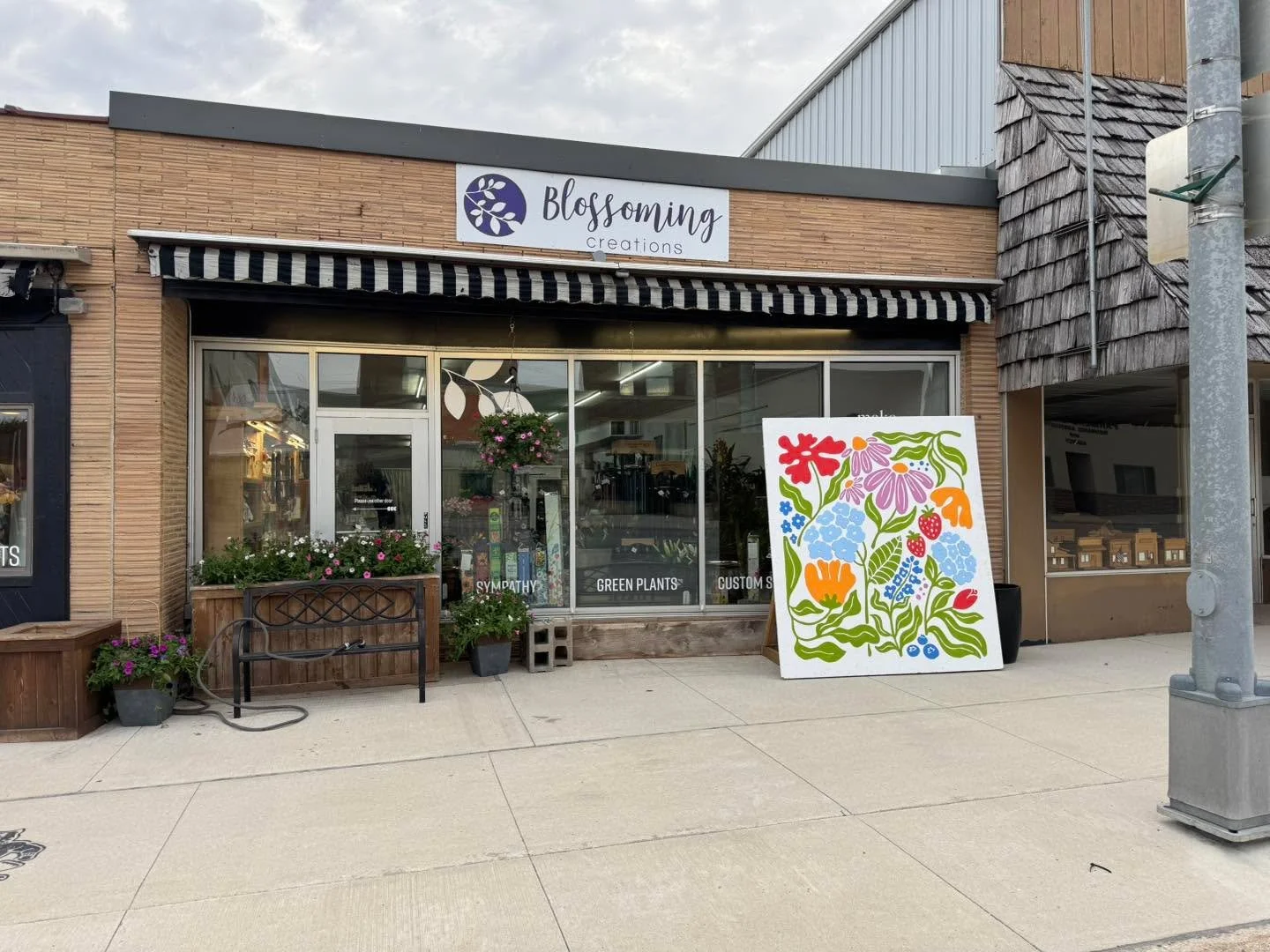 While you&rsquo;re downtown today enjoying the Spring Palooza Chamber event stop at 906 Broadway using our colorful mural board for a backdrop to get photo taken and entered. The event starts at 9  and ends at 1. 
You&rsquo;re not gonna wanna miss th