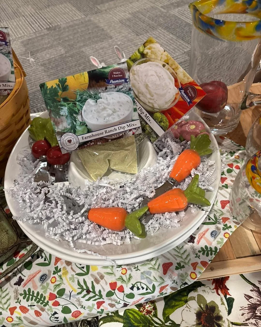 How about this super fun chip and dip bowl with a Farmhouse Ranch Dip or Dilly Dip mix. Add a cute veggie spreader-the gift that gets used over and over💝