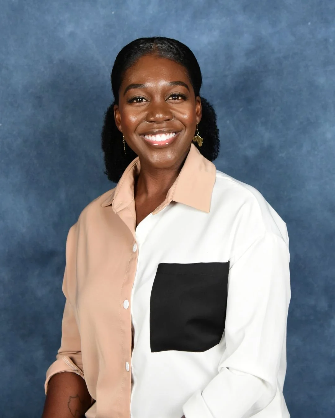 Help us celebrate our September Staff of the Month: Ms. Atuahene! 💛🐝
Ms. Atuahene shows Purpose and Collective Action every single day by holding scholars accountable with a warm, demanding presence. You can catch her class in ready position at any