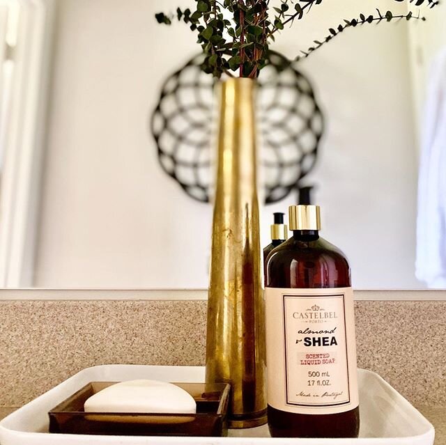 Is there a space between your bathroom sinks? Maybe try a tray from your kitchen, some soap, and eucalyptus in a brass vase or, in this case, an artillery shell! And yes, brass is back! #breathingroominteriors #brassisback #brassaccents #brassaccesso