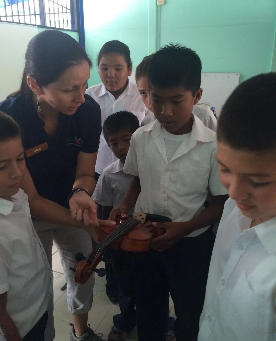 Following performance at Carbonara Primary School in Osa Peninsula, Costa Rica, students were able to try out the violin and bow. ⁠
⁠
⁠
⁠
⁠
#costarica #students #givingback #music4happiness #violin #inspiration