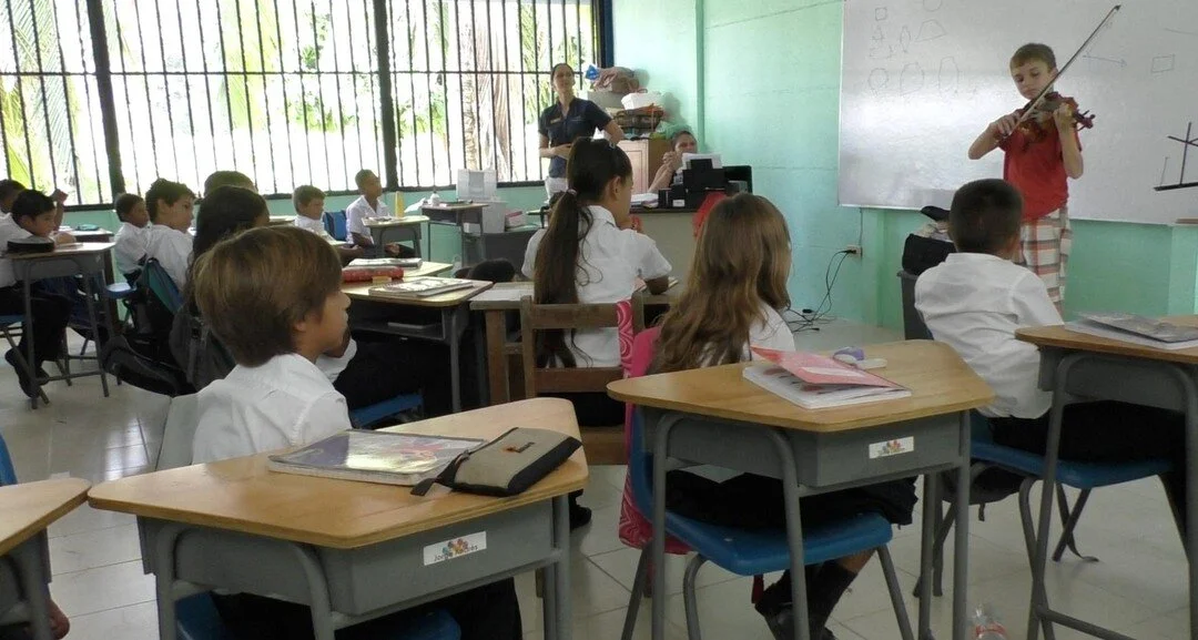 Performance at Carbonara Primary School in Osa Peninsula, Costa Rica. Corbin Glover was 12 years old.⁠
⁠
⁠
⁠
#costarica #school #violin #givingback #performance #music4happiness