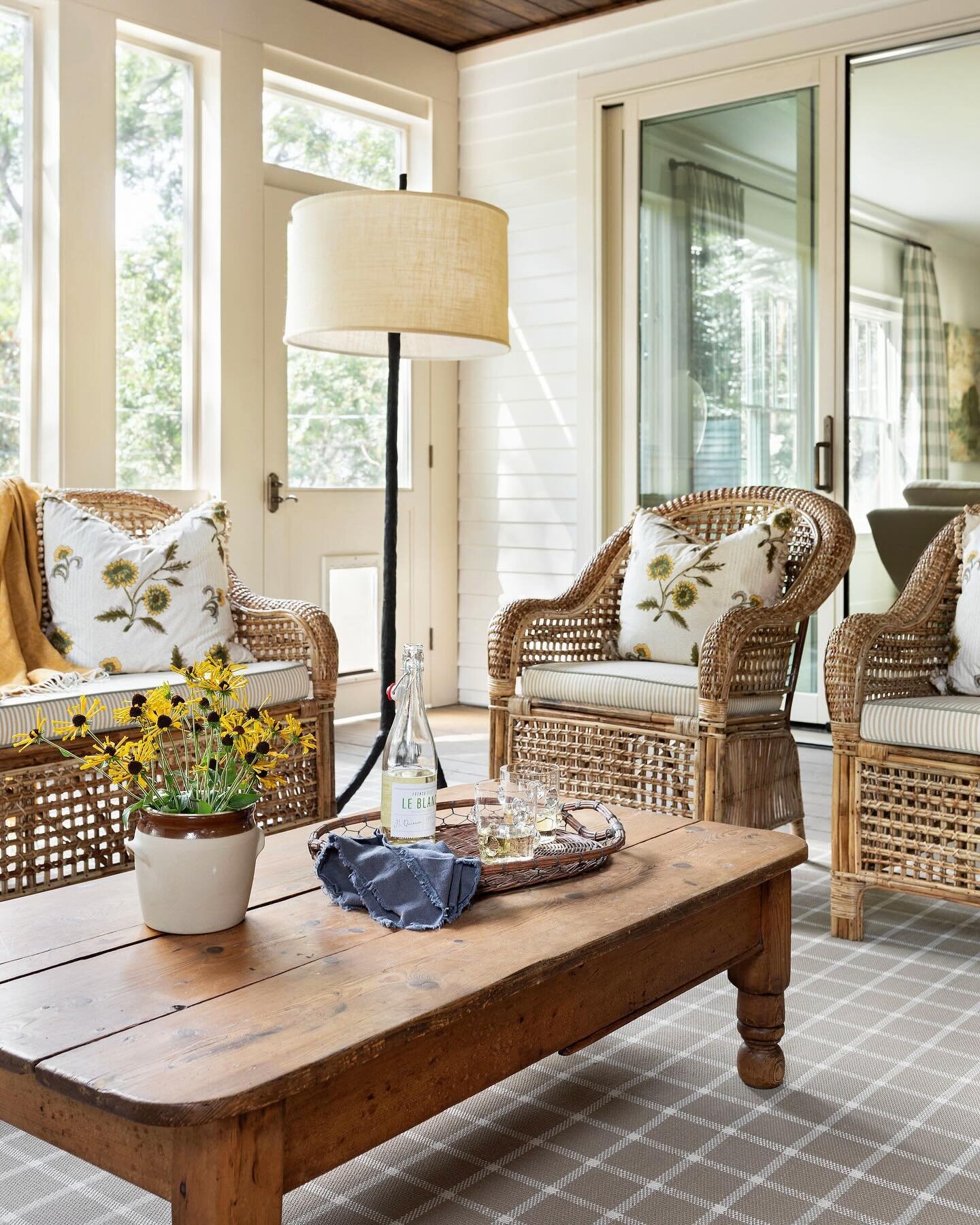 Feels good to be porch season again 🌼 Happy first day of spring! 🌱
.
📷: @carolinesharpnack 
Builder: The Magness Group
.
#catherinebranstetter #porch #porchdesign #southernporches #rattan #sisterparish #screenedporch #outdoorliving #southernliving