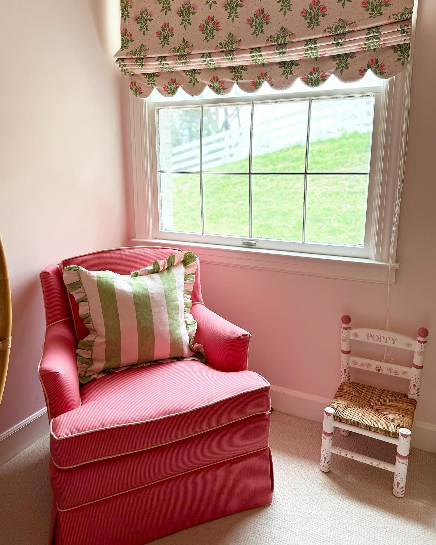Poppy got a big girl room upgrade! 🌷 We paired this fun hot pink ticking stripe with peach contrast welt with her @luliewallace shade and the outcome is pretty darn cute. 
.
#catherinebranstetter #girlbedroom #pinkbedroom #kidsroom #kidsroominspo #p