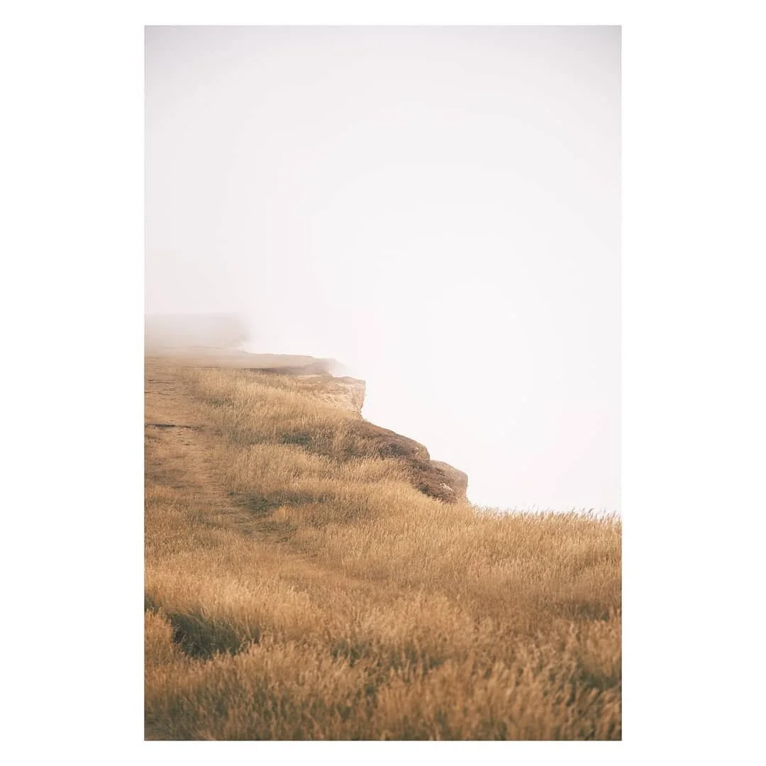 Worlds end 🌾⛰🌍 Strolling the cliffs at the Seven Sisters when the fog came in 🌫️ don't go too close 👀

✂️--------------------------------

#sevensisters #stayandwonder #exploretocreate #visualsofnature #visualsoflife #exploremore #thewanderco #se
