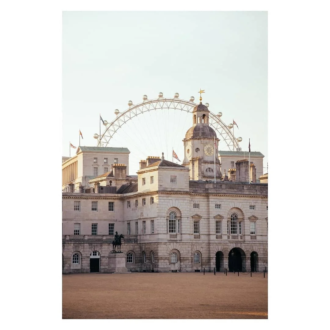 Morning light 🌇 over the Horse Guards Parade 🐎💂 with the London Eye 🎡 in the backdrop - only one city you would find this

✂️--------------------------------

#horseguardsparade #londonist #london_city_photo #londonarchitecture #londonvibes #lond