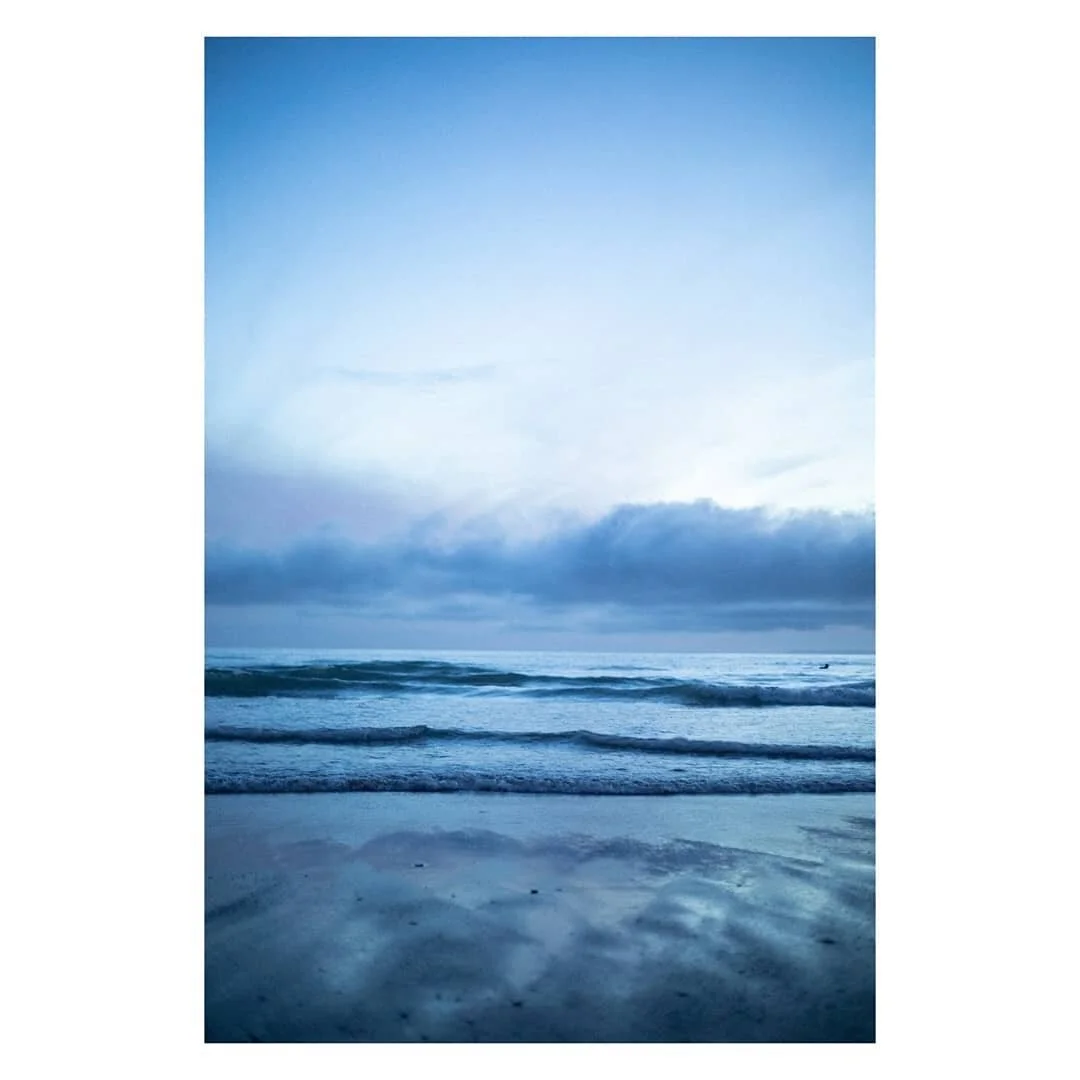 Blue hour just watching the waves roll in, peaceful vibes only ✌️🌊

✂️--------------------------------------------

#stayandwonder #exploretocreate #visualsofnature #visualsoflife #exploremore #thewanderco #devon #waves🌊 #wavesfordays #beachvibes #