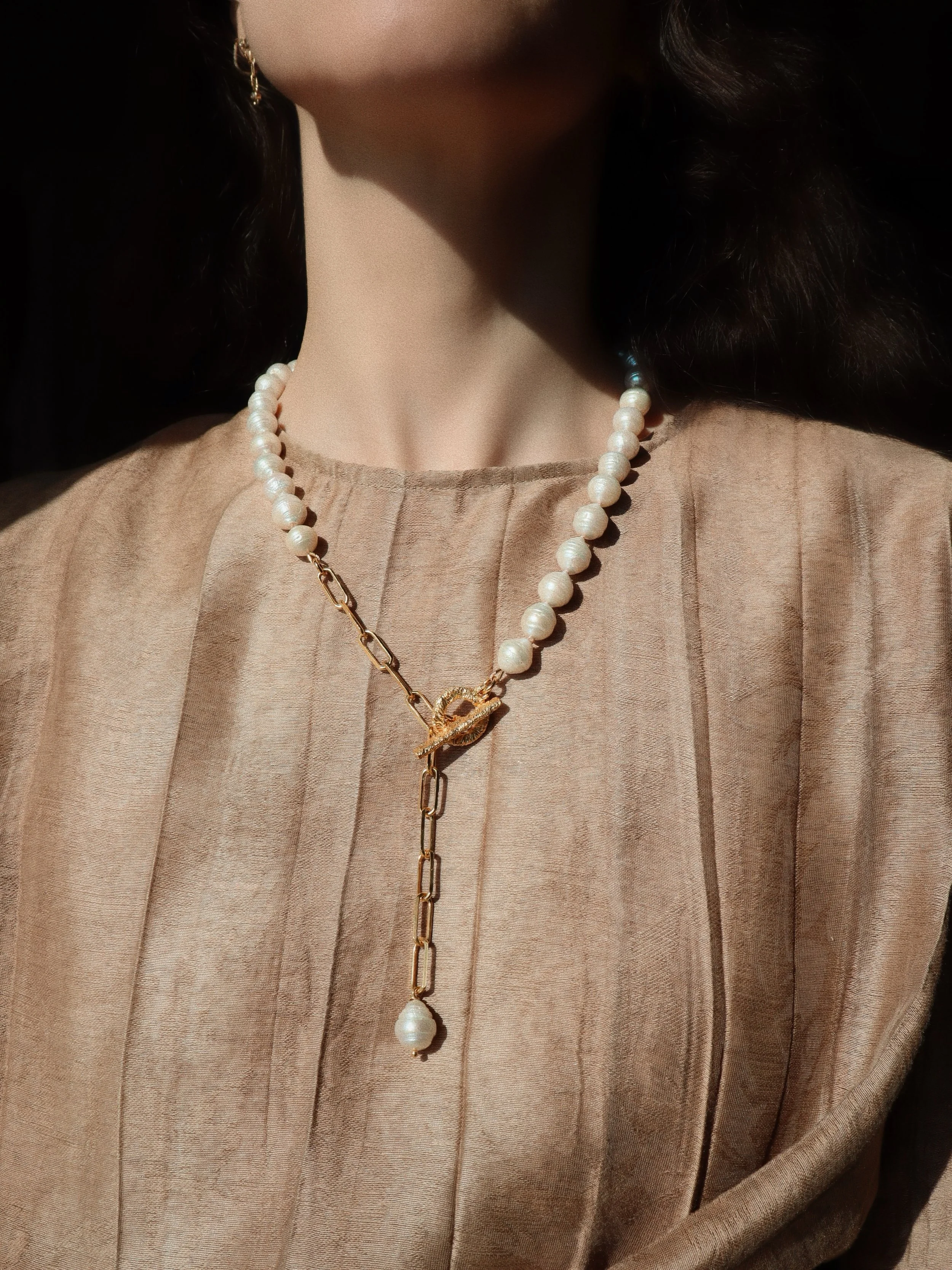Timeless pearls ✨
.
.
.
#nurnei #handmadejewellery #pearlnecklace #pearljewellery #lariatnecklace