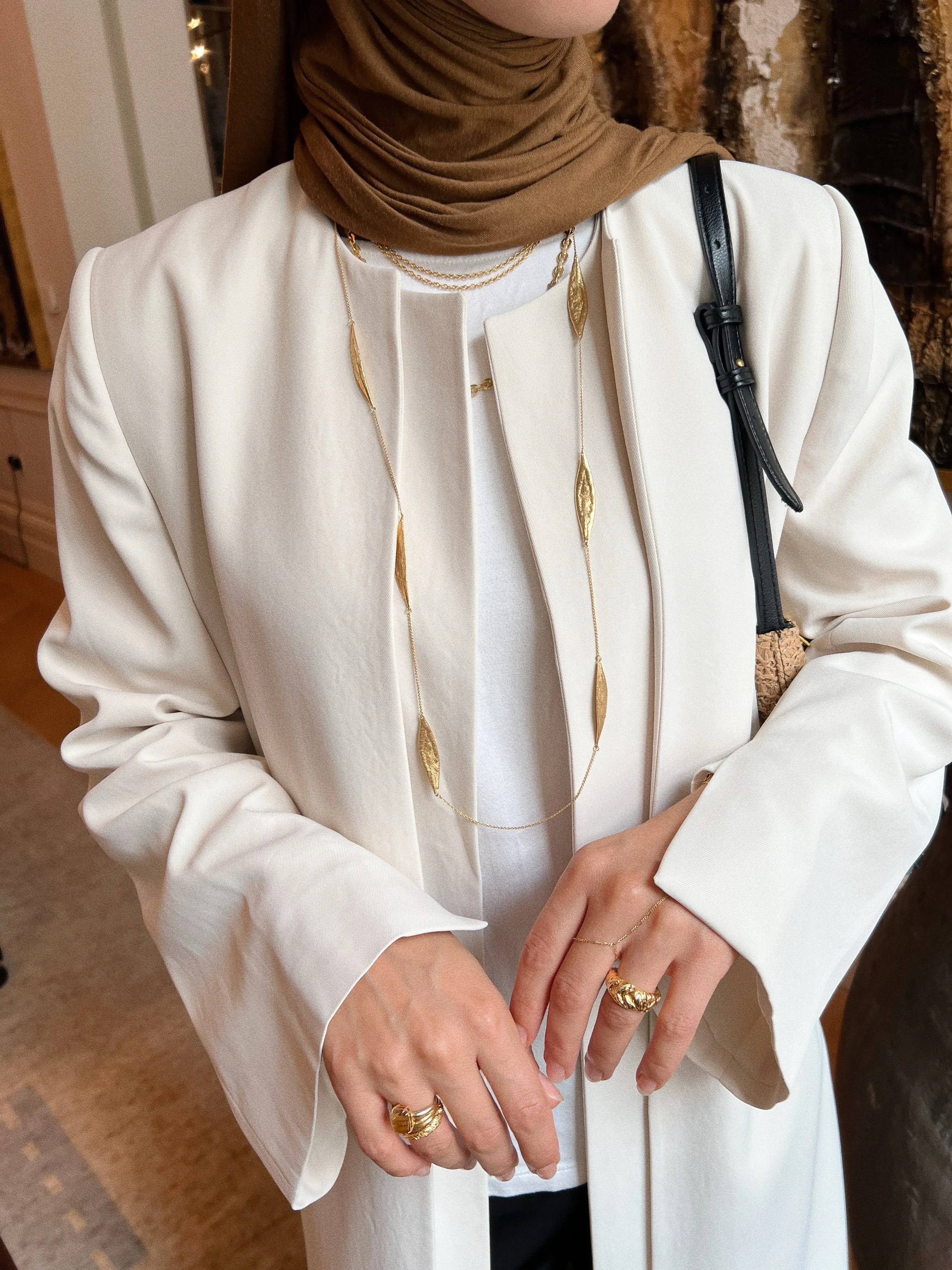Natural forms, classic lines&hellip;

Noor styles the Olive Leaf Necklace II with the Reem Blazer by Bougessa for a timeless look ✨ 
.
.
.
#nurnei #inbouguessa #goldleaf #artisanaljewellery #goldnecklace