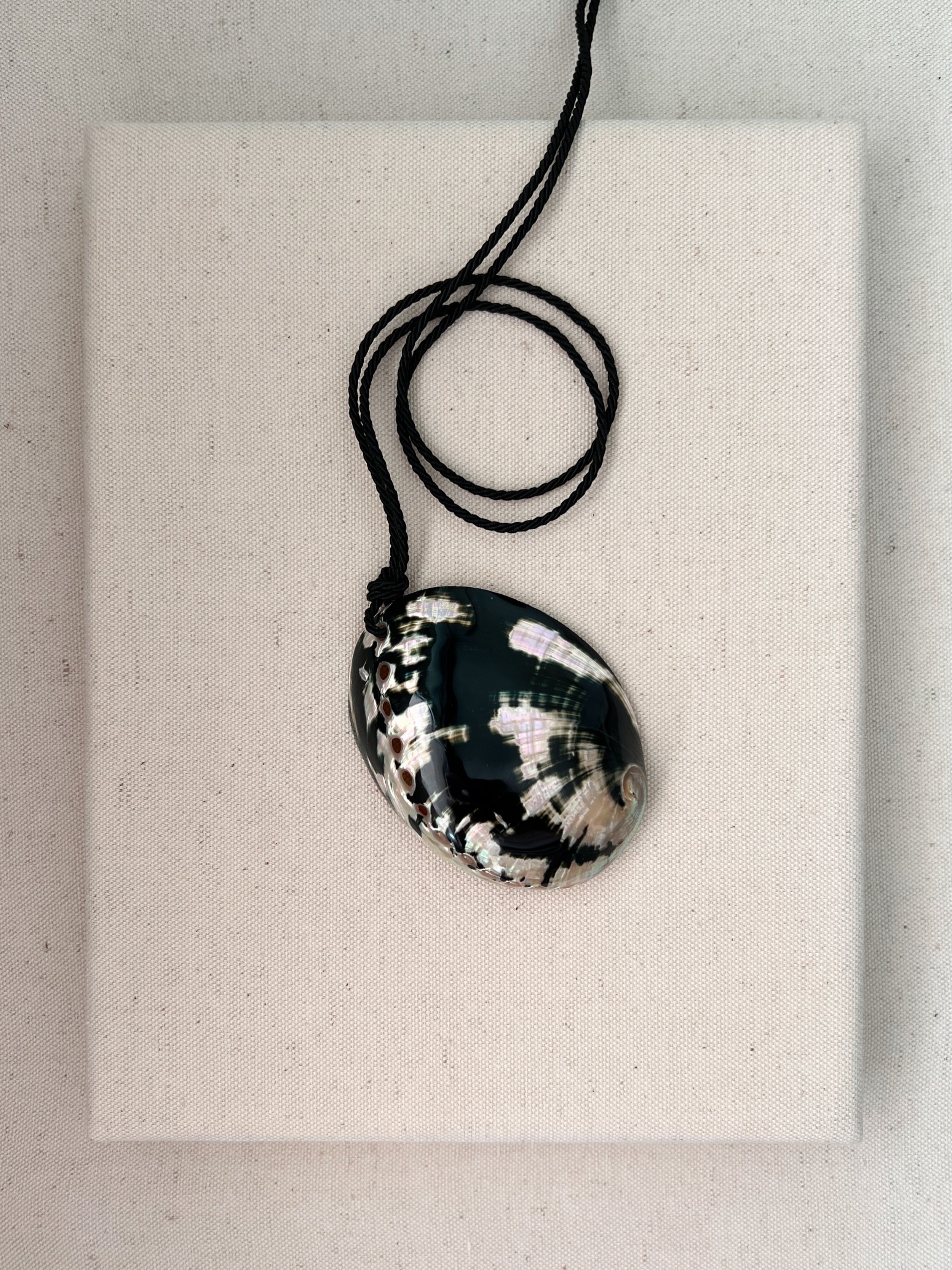 The shell, a capsule collection celebrating the patterns and silhouettes of nature 🐚
.
.
.
#nurnei #handmadejewellery #shelljewellery #naturalforms