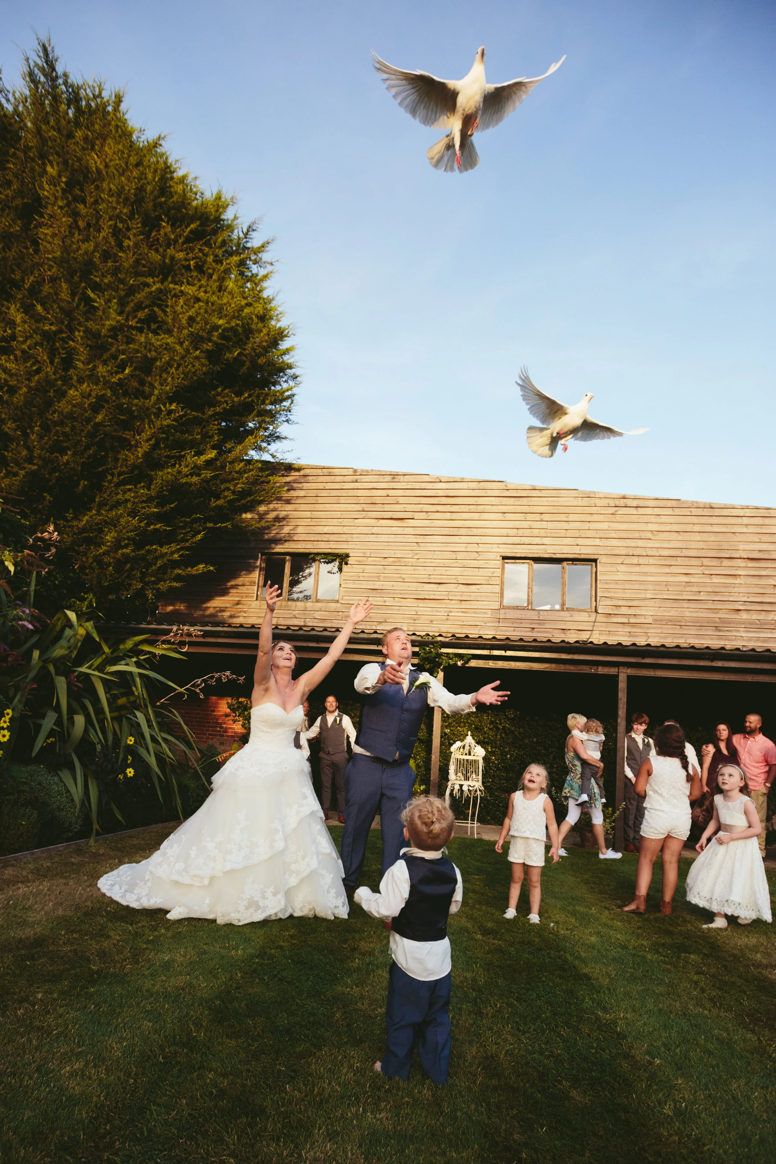 Natasha and Greg Bouquet and Doves Large Colour 076.JPG