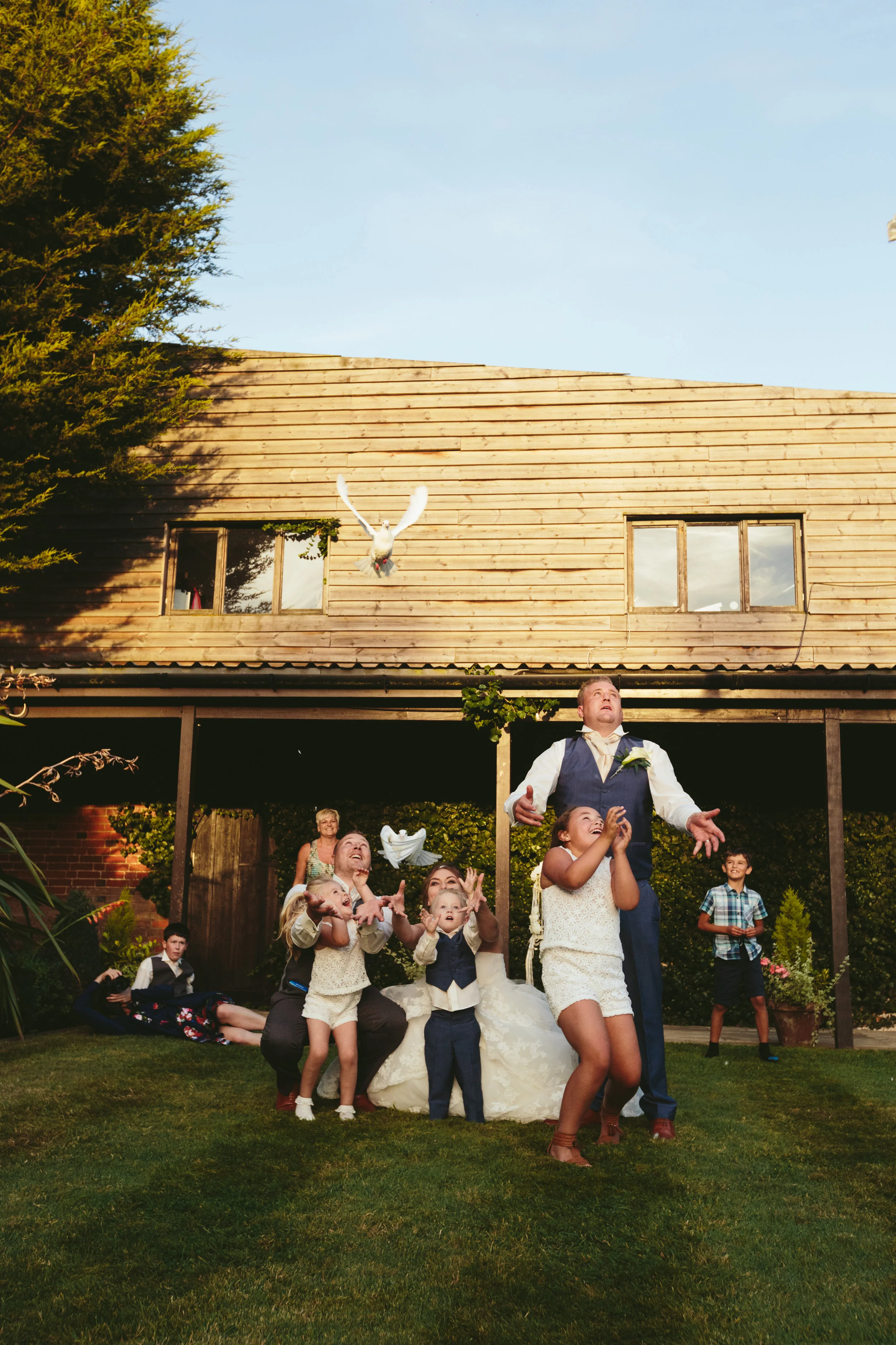 Natasha and Greg Bouquet and Doves Large Colour 082.JPG