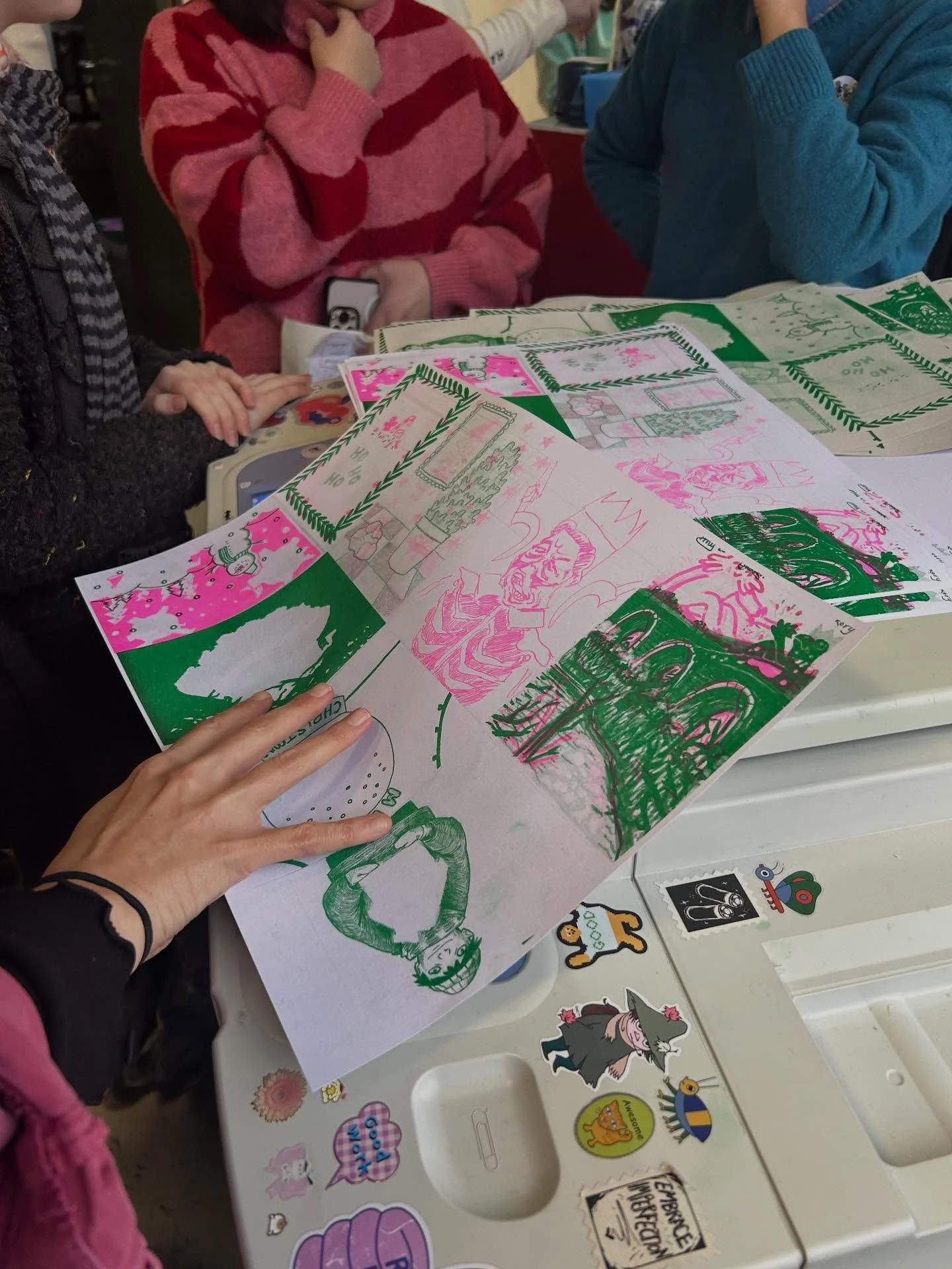 Flying pigs for Christmas 🎀

Nothing feels better than wrapping up the year learning a new skill with old friends.

I finally tried risograph printing yesterday at @pinkmcr_ and instantly fell for the bold inky colours. This funky design was a colla