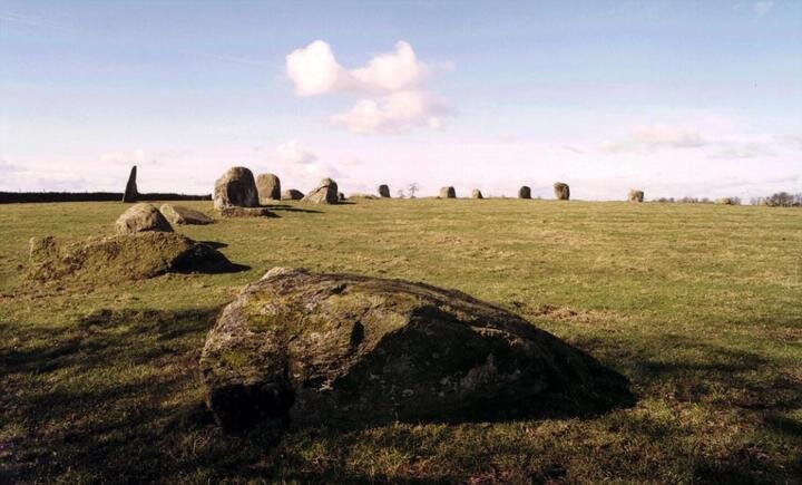  Photograph of Long Meg And Her Daughters taken my Martin McCarthy (Tumulus) 2000    https://en.wikipedia.org/wiki/Long_Meg_and_Her_Daughters#/media/File:LongMeg001.jpg  