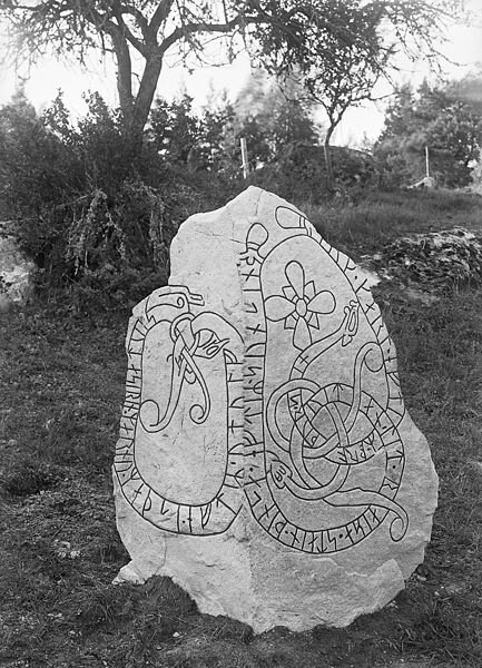  Rune stone (U 321) at Skalmsta. The inscription says: "(uitan) had this stone raised in memory of his son and Karl in memory of his brother. Sven carved these runes in memory of Uddulv".    