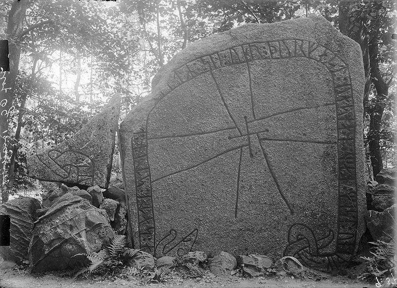  Rune stone (Ög 77) at Hovgården in Hov. In the middle a cross. The inscription says: "Tunna raised this stone in memory of her husband Torfast. He was amongst people the least of a villain". 