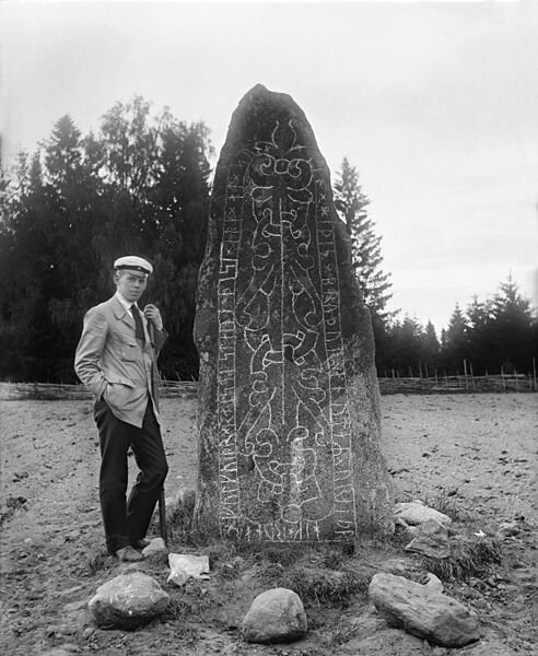  Student at a rune stone (Vs 13) in the Anundshög (Anund's mound) prehistoric area in Badelunda. The inscription says: "Folkvid raised all of these stones in memory of his son Heden, Anund's brother. Vred cut the runes".    