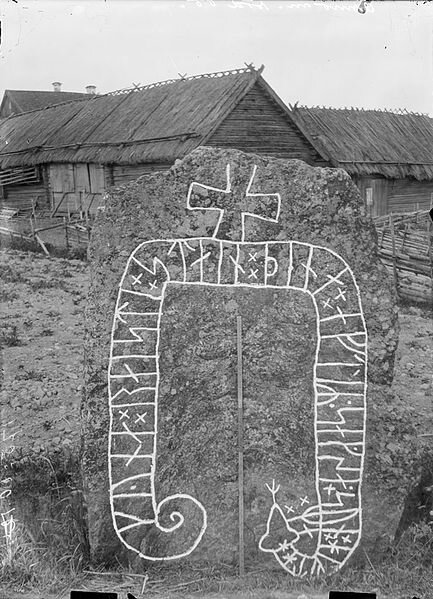  Rune stone (Sö 250) in Jursta. The inscription says: "Gynna raised this stone in memory of Saxe, Halvdan's son". Behind the rune stone is a farmstead.   Svenska:  Runsten (Sö 250) i Jursta. Ristningen säger: "Gynna reste denna sten efter Saxe, Halvd