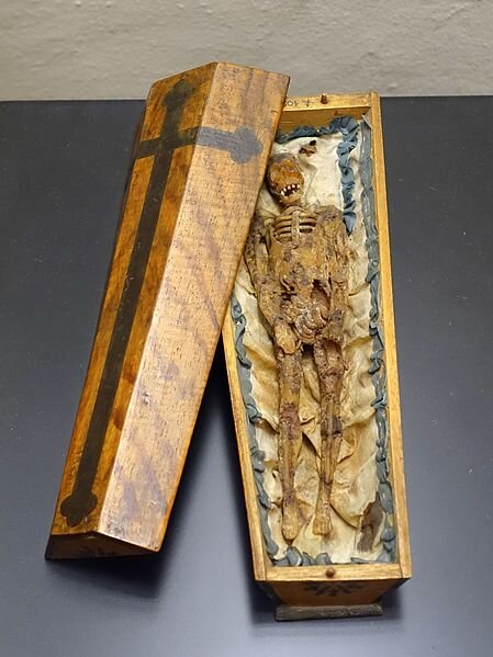 Momento mori in the form of a small coffin, probably Southern Germany, 1700s, wax figure on silk in a wooden coffin - Museum Schnütgen - Cologne, Germany