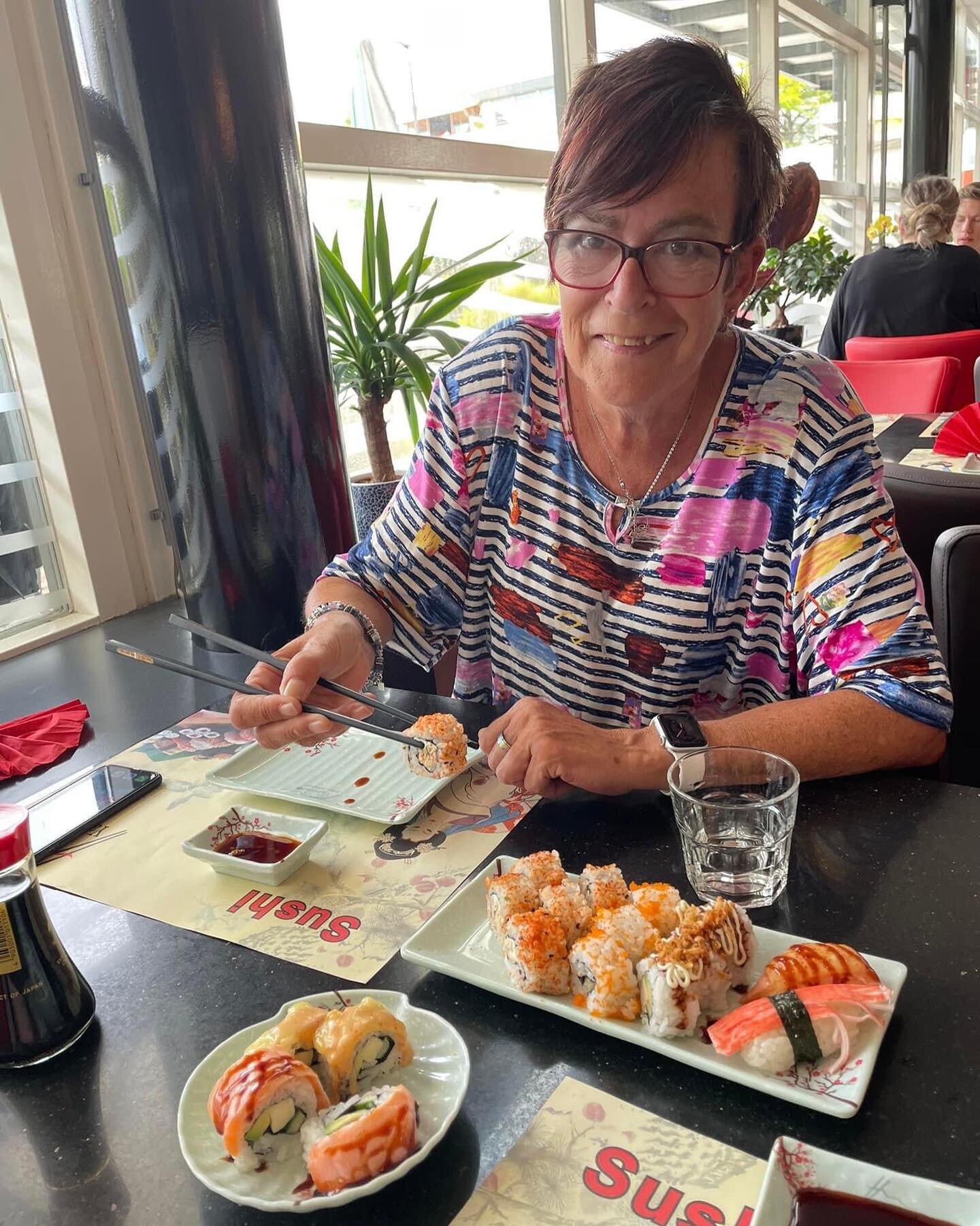 Eindelijk weer ons sushi&rsquo;s uitje met Simon van Driel 🤩. En bediend door oud leerling Justin 🤩