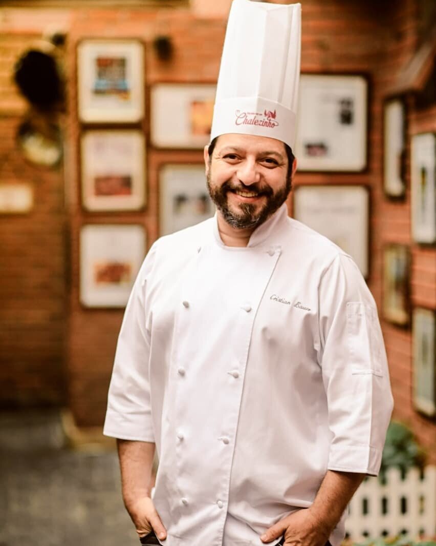 O @chalezinho est&aacute; completando 20 anos e vai comemorar com chefs convidados! A partir desta semana, sempre &agrave;s ter&ccedil;as-feiras, o chef da casa, @cristian_bauer, recebe nomes importantes da gastronomia para jantares especiais. Amanh&