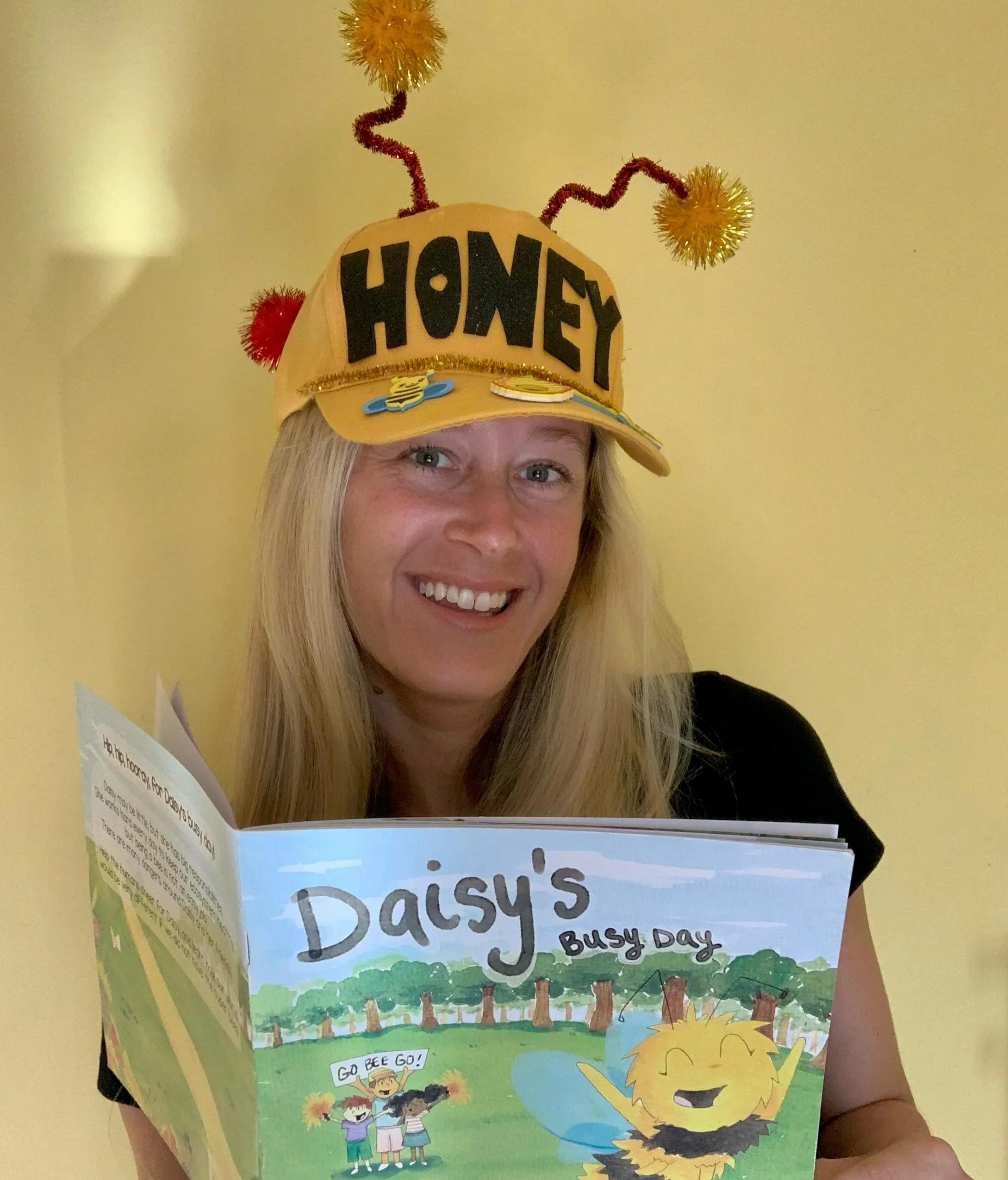 Daisy&rsquo;s Busy Day was inspired by the idea that understanding something often replaces fear with wonder. 🐝🍯💭 
Today&rsquo;s a sweet reminder to protect our pollinators and keep the world blooming 🌼 (special shoutout to a teacher who made thi