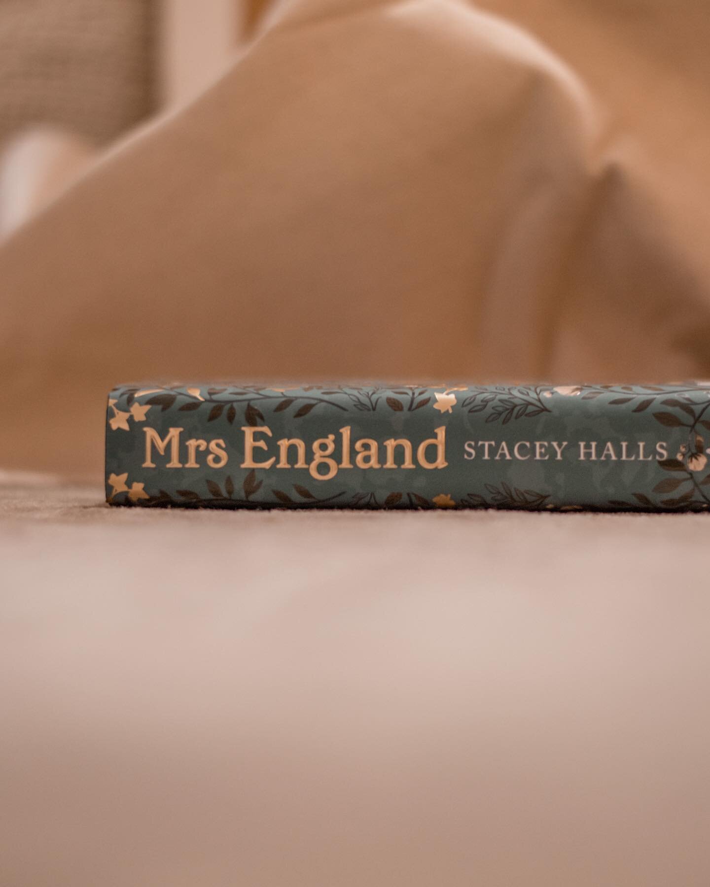 ad - pr product from @manilla_press

Mrs England by @staceyhallsauthor was sent to me so long ago to read and review, and when I finally got round to it this weekend, I finished it in a day.

This book was exactly the type of writing we've come to ex