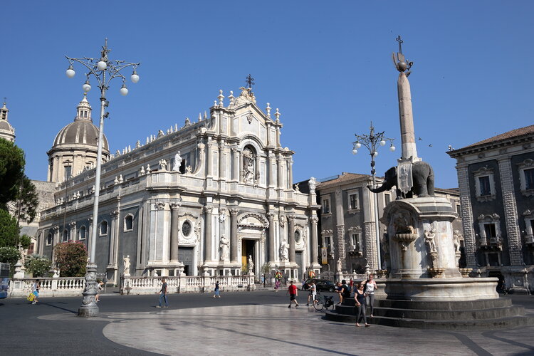 Catania_-_Piazza_Duomo_03.jpg