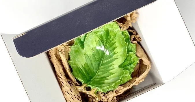 Our festive Leaf Collection features hand-painted leaves in a vibrant holiday green with elegant gilded branch handles.

#holiday2025 #holidaygreens #entertainingathome #leafplatter #madeinitaly