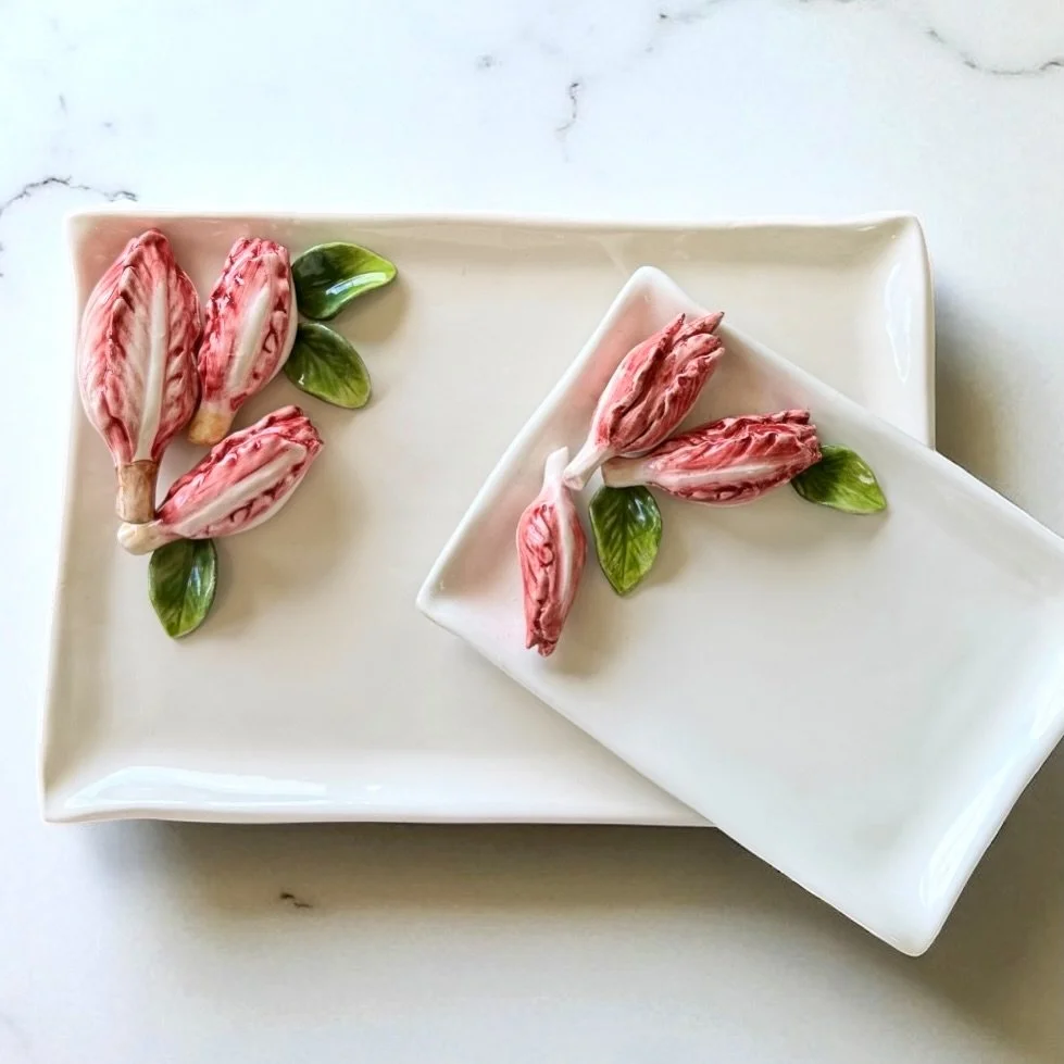 Our Endive trays make everyday entertaining feel special. 

#TheManeLion #ItalianCeramics #MadeInItaly #HandPaintedCeramics #ItalianCraftsmanship EntertainingAtHome TabletopDecor Serveware GardenInspired LuxuryHomeDecor