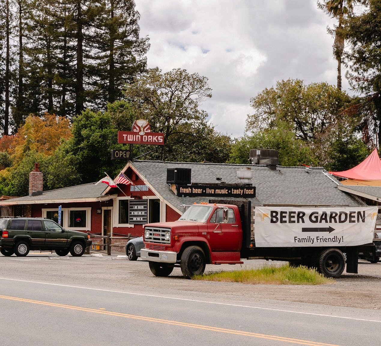 It&rsquo;s a good day to visit the #roadhouse ⛅️🍺🍔

📸credit: @travelagentapparel 

#penngrove #sonomacounty #cotati #oldredwoodhighway