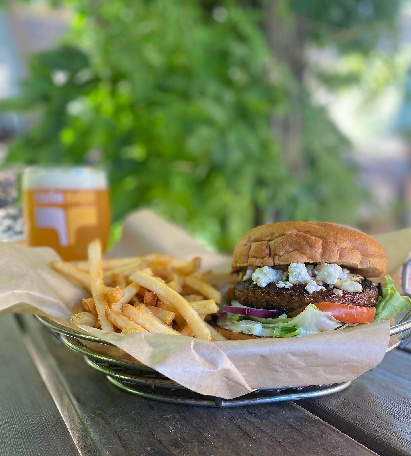 Come for the #beer, stay for the #burger 🍺🍔

#penngrove #sonomacounty #roadhouse