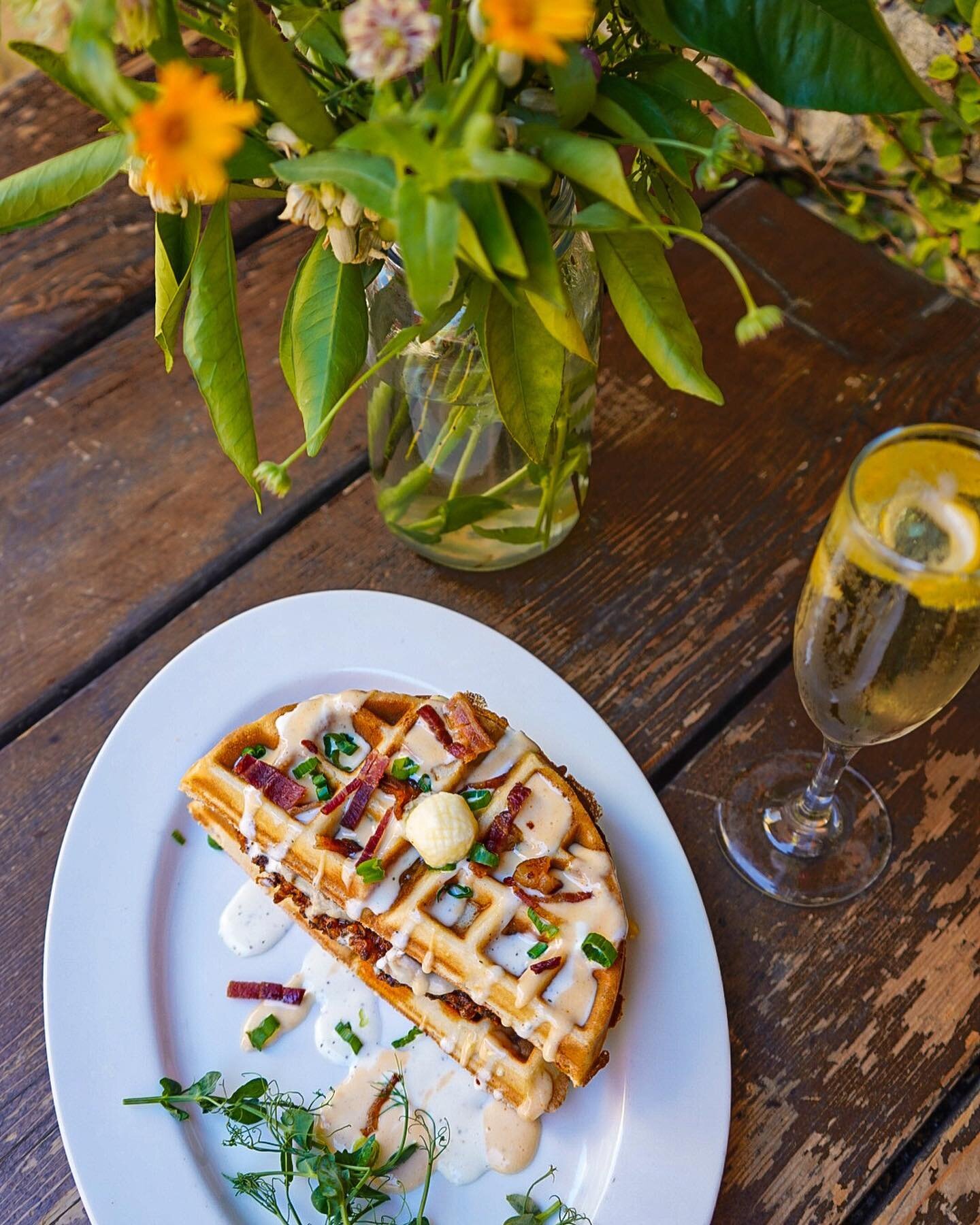 Mother&rsquo;s Day Brunch is only 2 sleeps away!
Reservations are filling up quickly but it&rsquo;s not too late to book a table for mom! New brunch specials go live at 11am, PLUS we&rsquo;re offering mom&rsquo;s a free glass of bubbly with lunch! Ca