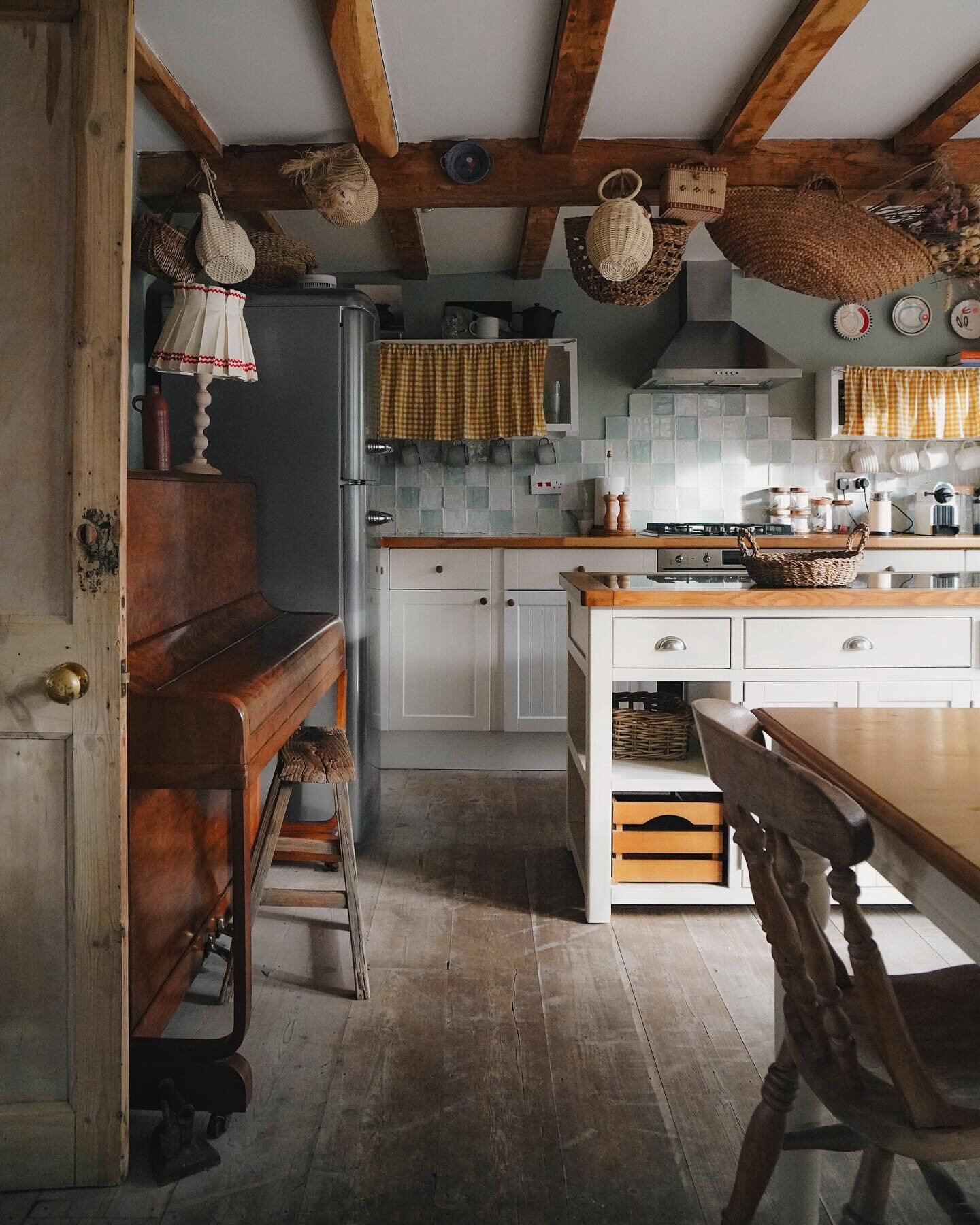A post dedicated purely to the lovliness of this country kitchen @springcottagecotswolds 🧺 🌼 (ad/ invited stay)

#cotswolds #englishcountryside #airbnb #cottagecore