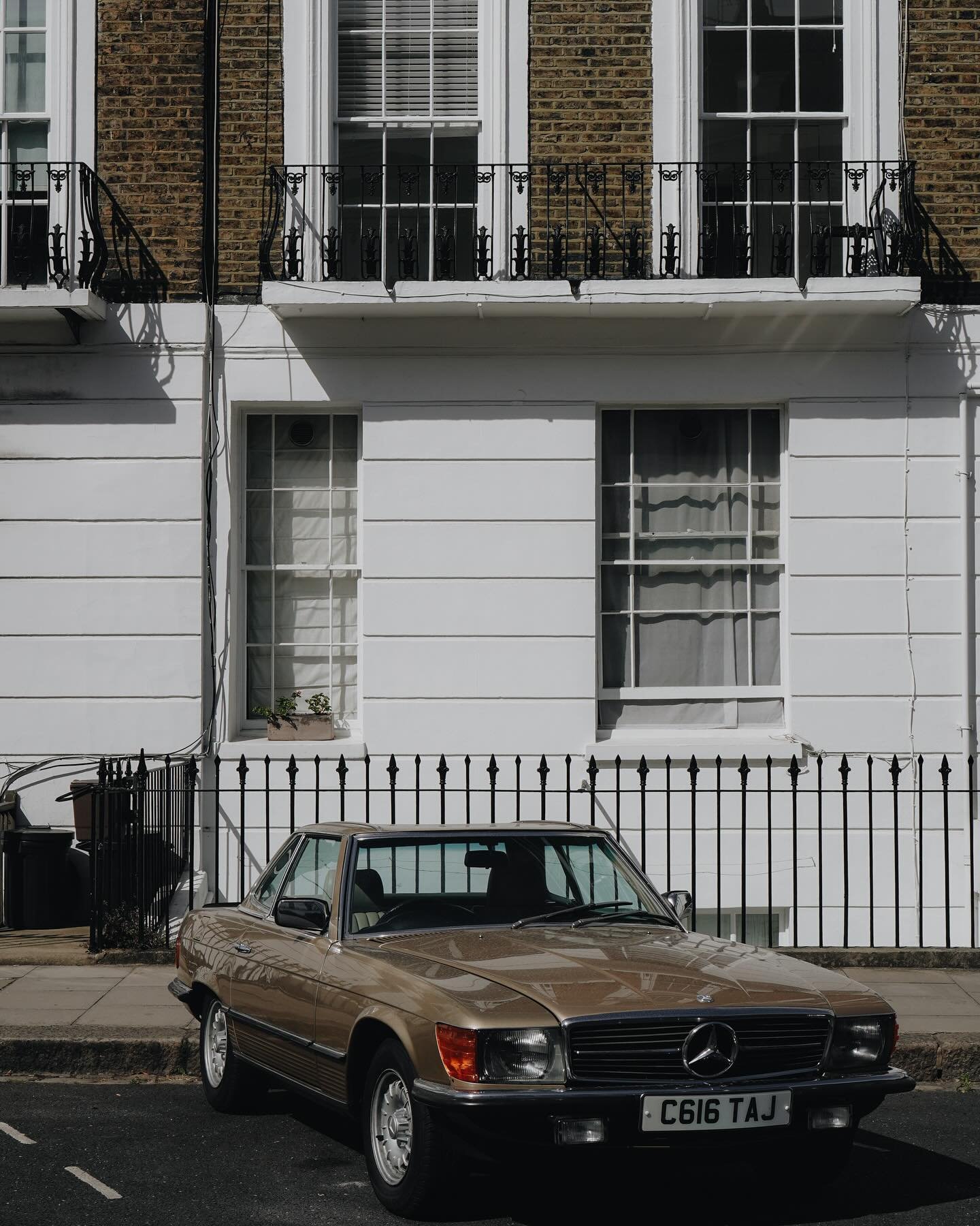 A weekend of Spring sunshine to revive London&rsquo;s soul 🌞 
Snuck in our very first picnic with the twins too 

#wisteriahysteria #chasinglight #asundaycarpic