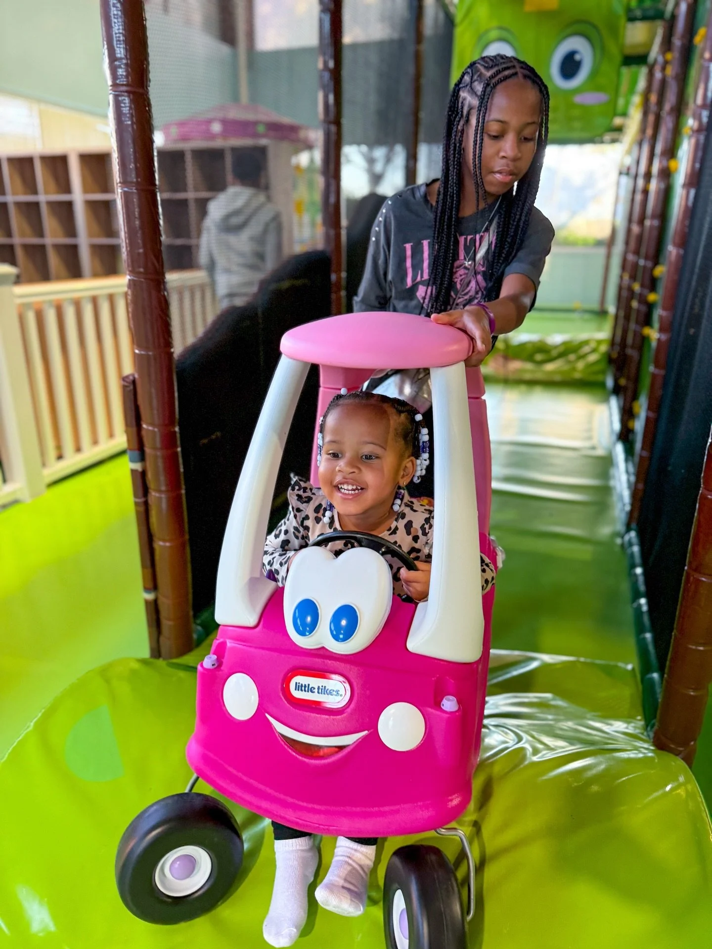 Family Fun! 🛝🎡 They gon&rsquo; sleep good tonight 😂💛

Tap In: who else had birthday parties or celebrations to attend this weekend?!