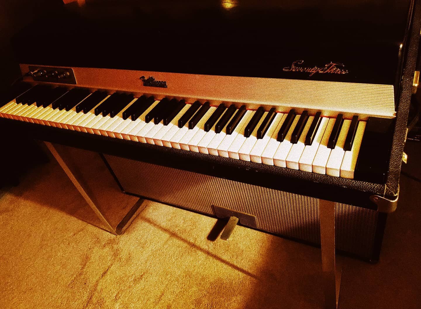 Ahhh...the Rhodes 73 Suitcase rebuild is complete, and my oh my is she sweet. From buttery to bark with the flick of a wrist. To finally get this beauty properly playable, only to have to return to its rightful owner... 😢🤣
.
.
.
#rhodespiano #fende