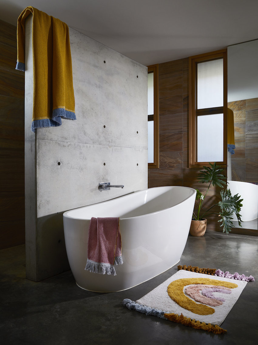 GI-31-Bathroom-Tub-in-Julia-Green-and-Her-Familys-Seaside-Sanctuary-in-Barwon-Heads-Australia-DesignSponge.jpg