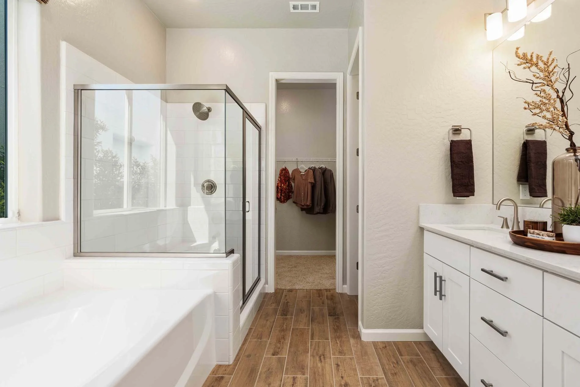 Regent Park 2162 - 33 Primary Bath 1.jpg