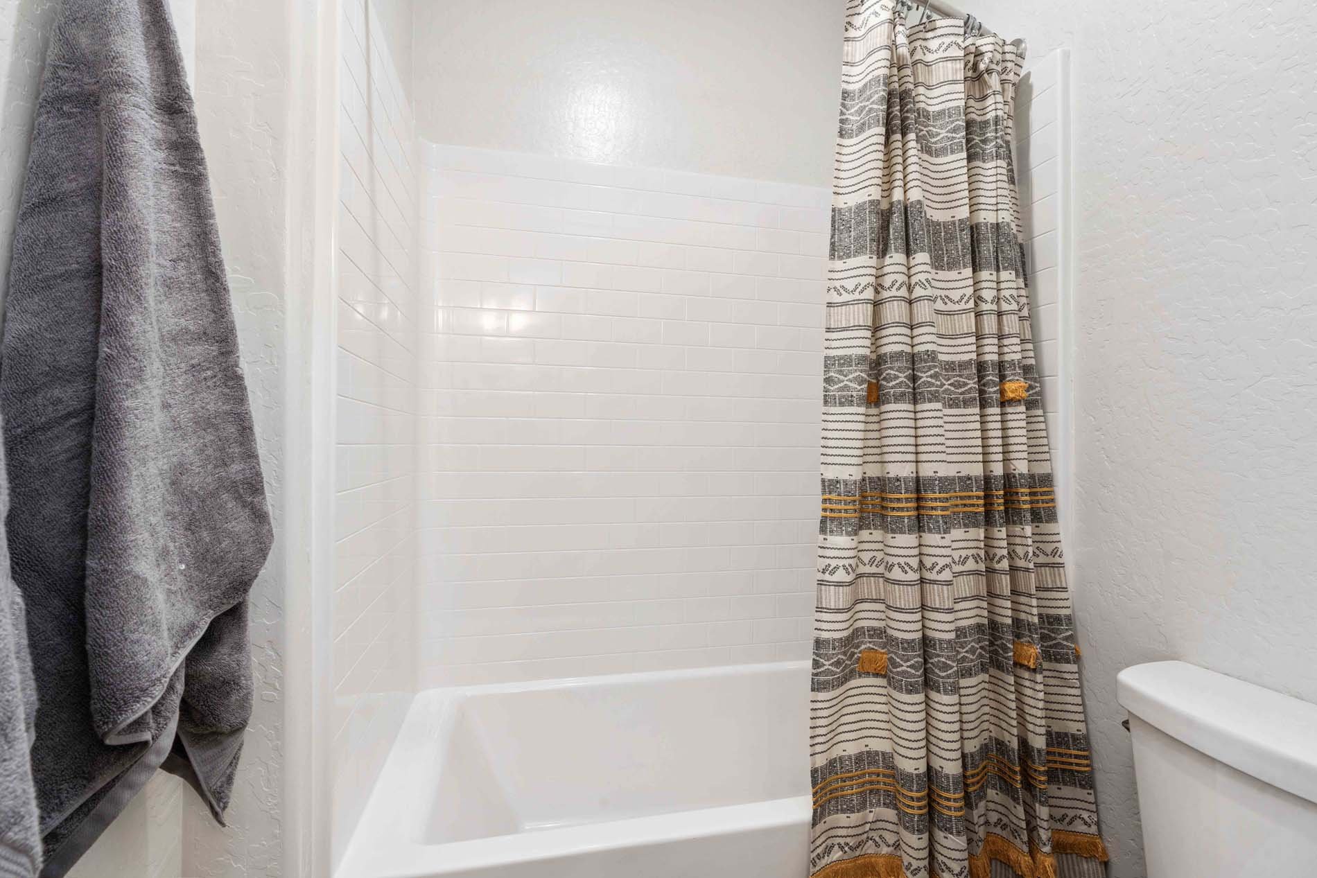 Regent Park 2568 - 54 Bath 2 Shower.jpg