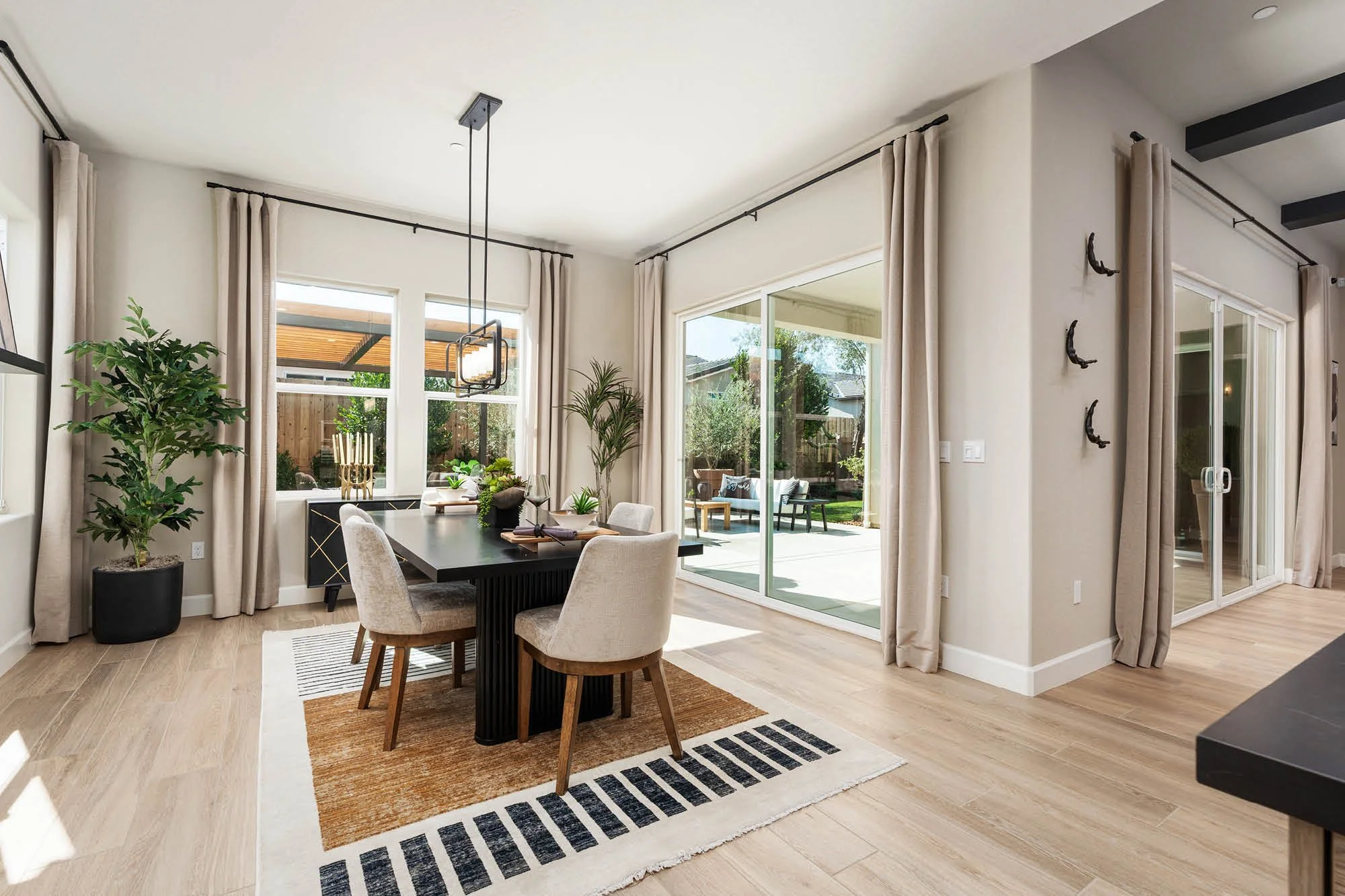 Windsor 3125 - 19 Dining.jpg