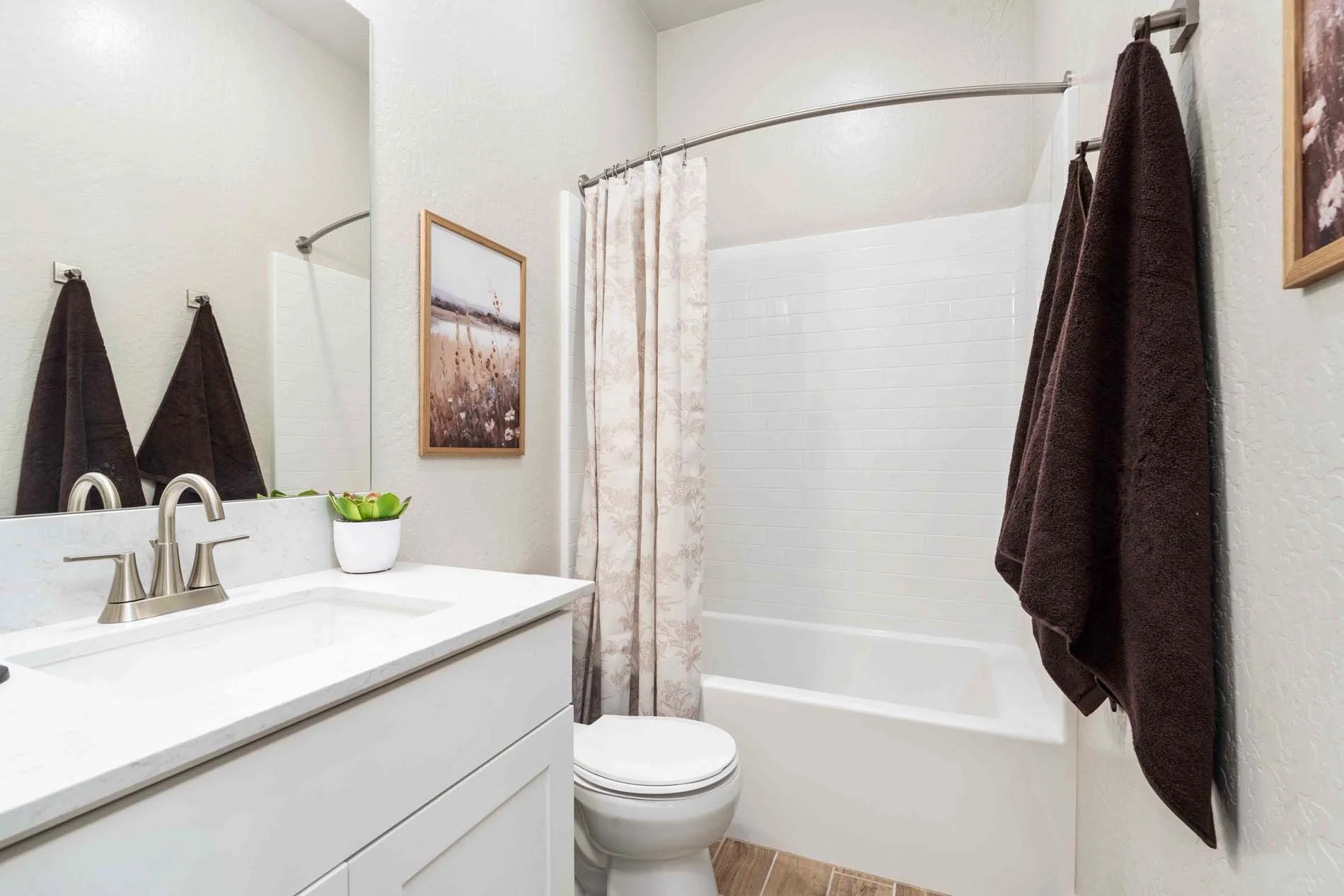 Regent Park 2162 - 42 Bath 2.jpg