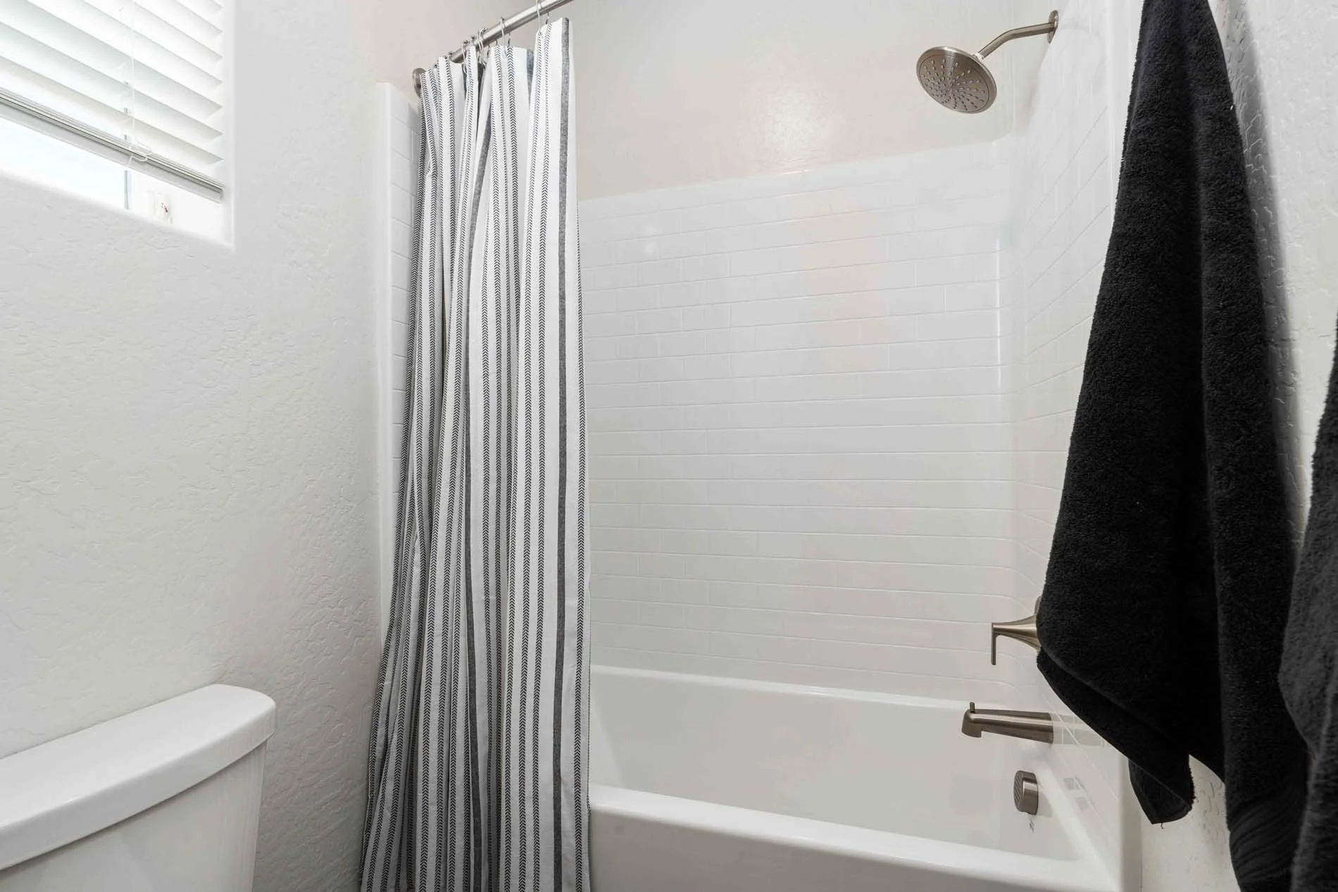 Regent Park 3056 - 47 Bath 2.jpg