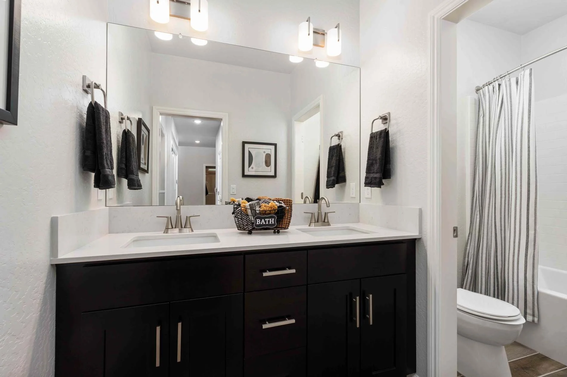 Regent Park 3056 - 46 Bath 2.jpg